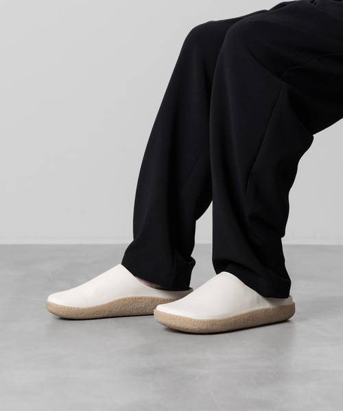 ATTACHMENT(アタッチメント)の「シンセティックレザー ミュール / SYNTHETIC LEATHER MULE(スリッポン・メンズ・ブラック/オフホワイト・41/42/43)」の19枚目の写真
