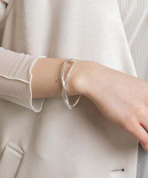 SMELLY（スメリー）の「ツイストラインバングル（バングル/リストバンド・レディース・シルバー・-）」の3枚目の写真