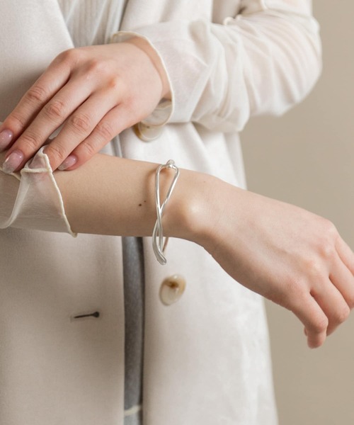 SMELLY（スメリー）の「ツイストラインバングル（バングル/リストバンド・レディース・シルバー・-）」の2枚目の写真