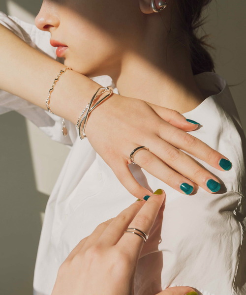 SMELLY（スメリー）の「ツイストラインバングル（バングル/リストバンド・レディース・シルバー・-）」の4枚目の写真