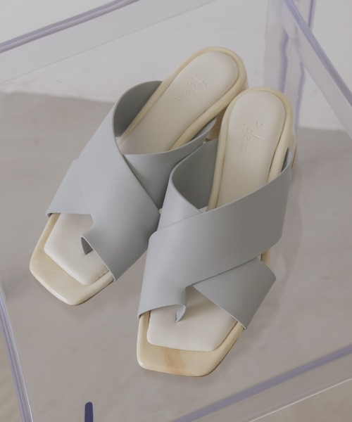 idem（イデム）の「marble thong sandals/マーブル柄スクエアトゥサンダル（サンダル・レディース・ブラック/アイボリー/ブルー・SMALL/MEDIUM/LARGE）」の3枚目の写真