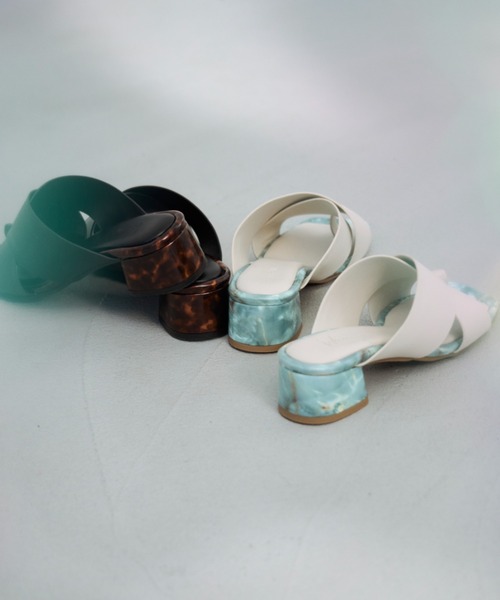 idem（イデム）の「marble thong sandals/マーブル柄スクエアトゥサンダル（サンダル・レディース・ブラック/アイボリー/ブルー・SMALL/MEDIUM/LARGE）」の5枚目の写真