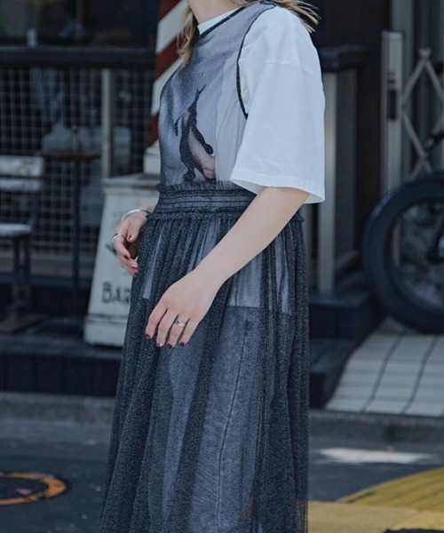 mi via loca(ミヴィアロカ)の「レイヤード ラメチュール ワンピース(ワンピース・レディース・ブラック×シルバー/ホワイト×ゴールド/ブラウン/グレー・FREE)」の6枚目の写真