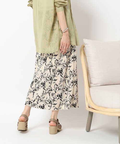 Cutie Blonde（キューティーブロンド）の「◆シルエットきれい プリーツゆるナロースカート（スカート・レディース・ホワイト系その他6/ブラック系/ブラウン系その他/イエロー・00）」の7枚目の写真