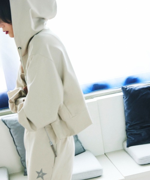 agnes b.(アニエスベー)の「<好評につき追加決定!>【agnes b.×NERGY】UV エトワールフーディーZIP UP(パーカー・レディース・ベージュ/ブラック・FREE)」の6枚目の写真