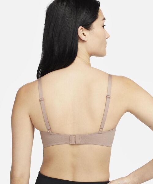 NIKE（ナイキ）の「ナイキ Dri-FIT アレート ウィメンズ ミニマリスト ライトサポート パッディド スポーツブラ / Nike Dri-FIT Alate Women's Minimalist Light-Support Padded Sports Bra＜XS-2XL 展開＞（スポーツブラ・レディース・ブラック/ライトブラウン・2XL(A-B)/L(C-E)/XL(C-E)/M(C-E)/2XL(C-E)/XS(A-C)/L(A-B)/M(A-C)/A90/S(A-C)）」の10枚目の写真
