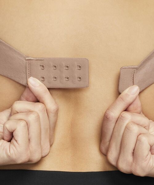 NIKE（ナイキ）の「ナイキ Dri-FIT アレート ウィメンズ ミニマリスト ライトサポート パッディド スポーツブラ / Nike Dri-FIT Alate Women's Minimalist Light-Support Padded Sports Bra＜XS-2XL 展開＞（スポーツブラ・レディース・ブラック/ライトブラウン・2XL(A-B)/L(C-E)/XL(C-E)/M(C-E)/2XL(C-E)/XS(A-C)/L(A-B)/M(A-C)/A90/S(A-C)）」の9枚目の写真