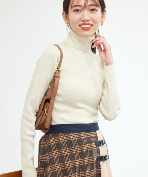 Chez toi（シェトワ）の「ウール混ラメタートルニット（ニット/セーター・レディース・グレイッシュベージュ/ブラック/アイボリー・FREE）」の4枚目の写真