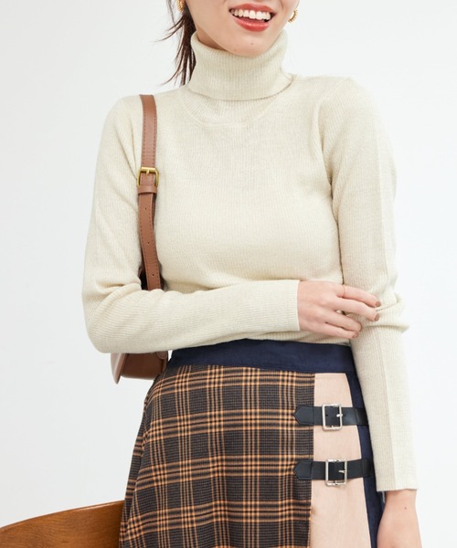 Chez toi（シェトワ）の「ウール混ラメタートルニット（ニット/セーター・レディース・グレイッシュベージュ/ブラック/アイボリー・FREE）」の5枚目の写真