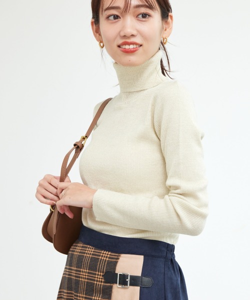 Chez toi（シェトワ）の「ウール混ラメタートルニット（ニット/セーター・レディース・グレイッシュベージュ/ブラック/アイボリー・FREE）」の6枚目の写真