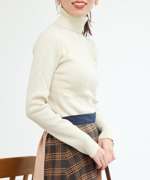 Chez toi（シェトワ）の「ウール混ラメタートルニット（ニット/セーター・レディース・グレイッシュベージュ/ブラック/アイボリー・FREE）」の8枚目の写真