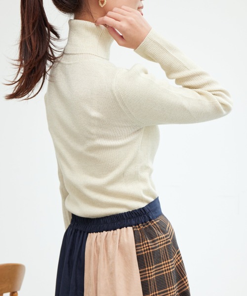 Chez toi（シェトワ）の「ウール混ラメタートルニット（ニット/セーター・レディース・グレイッシュベージュ/ブラック/アイボリー・FREE）」の9枚目の写真