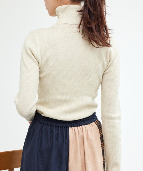 Chez toi（シェトワ）の「ウール混ラメタートルニット（ニット/セーター・レディース・グレイッシュベージュ/ブラック/アイボリー・FREE）」の10枚目の写真