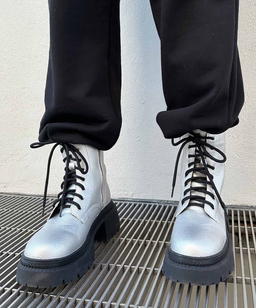 ENVYM(アンビー)の「サイドジップショートブーツ(ブーツ・レディース・ブラック/シルバー・22.5cm/23.5cm/24.5cm)」の6枚目の写真