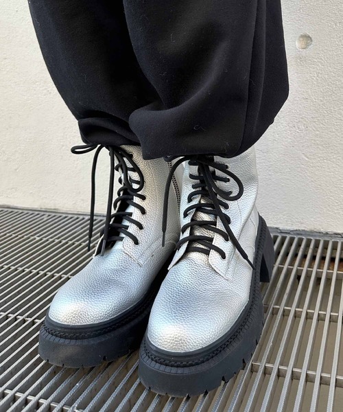 ENVYM(アンビー)の「サイドジップショートブーツ(ブーツ・レディース・ブラック/シルバー・22.5cm/23.5cm/24.5cm)」の4枚目の写真
