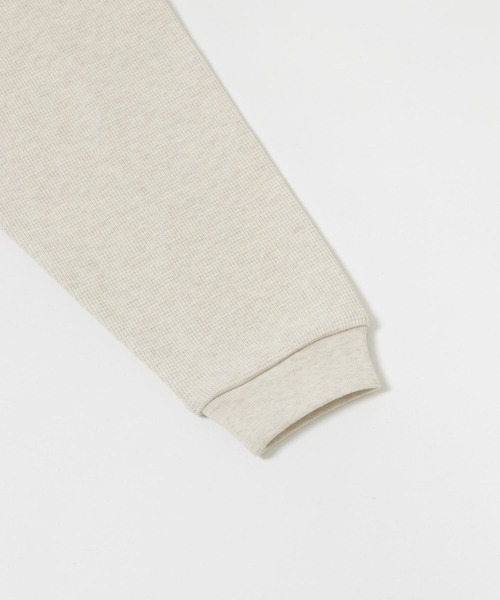 URBAN RESEARCH（アーバンリサーチ）の「『UR TECH』 度詰めワッフルロングスリーブ（Tシャツ/カットソー・メンズ・チャコールグレー/オフホワイト/ベージュ系その他/グリーン系その他・LARGE/X-LARGE/SMALL/MEDIUM）」の17枚目の写真