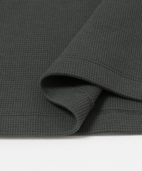 URBAN RESEARCH（アーバンリサーチ）の「『UR TECH』 度詰めワッフルロングスリーブ（Tシャツ/カットソー・メンズ・チャコールグレー/オフホワイト/ベージュ系その他/グリーン系その他・LARGE/X-LARGE/SMALL/MEDIUM）」の8枚目の写真
