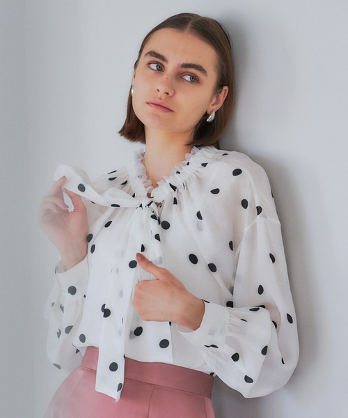 YECCA VECCA（イェッカヴェッカ）の「ドット柄シアーリボンブラウス（シャツ/ブラウス・レディース・オフホワイト/ブラック・FREE）」の2枚目の写真