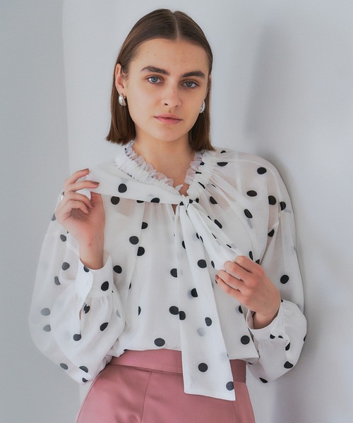 YECCA VECCA（イェッカヴェッカ）の「ドット柄シアーリボンブラウス（シャツ/ブラウス・レディース・オフホワイト/ブラック・FREE）」の3枚目の写真