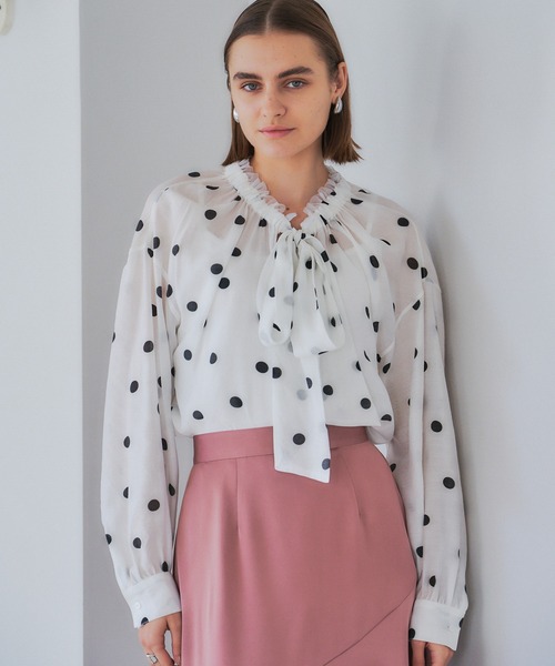 YECCA VECCA（イェッカヴェッカ）の「ドット柄シアーリボンブラウス（シャツ/ブラウス・レディース・オフホワイト/ブラック・FREE）」の4枚目の写真