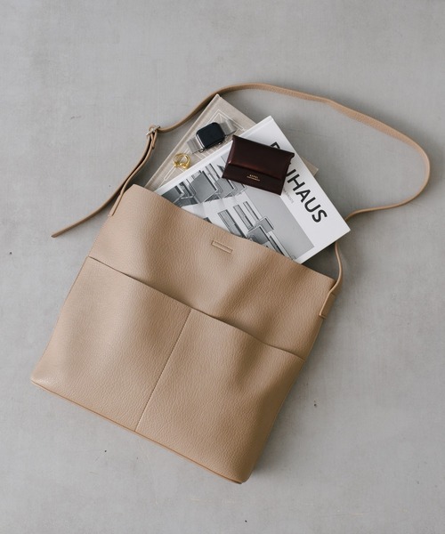 Actually（アクチュアリー）の「フェイクレザー ポケットショルダー（ショルダーバッグ・レディース・アイボリー/ブラック/ベージュ/シルバー・フリー）」の3枚目の写真