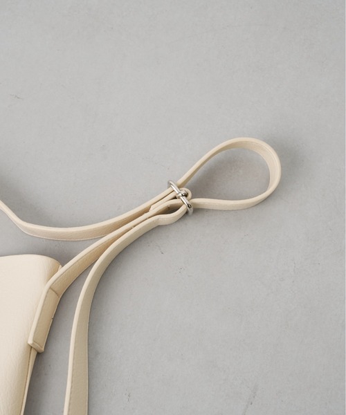 Actually（アクチュアリー）の「フェイクレザー ポケットショルダー（ショルダーバッグ・レディース・アイボリー/ブラック/ベージュ/シルバー・フリー）」の11枚目の写真