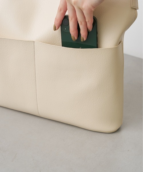 Actually（アクチュアリー）の「フェイクレザー ポケットショルダー（ショルダーバッグ・レディース・アイボリー/ブラック/ベージュ/シルバー・フリー）」の14枚目の写真