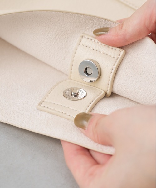 Actually（アクチュアリー）の「フェイクレザー ポケットショルダー（ショルダーバッグ・レディース・アイボリー/ブラック/ベージュ/シルバー・フリー）」の10枚目の写真