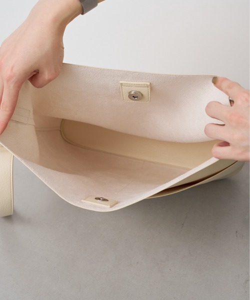 Actually（アクチュアリー）の「フェイクレザー ポケットショルダー（ショルダーバッグ・レディース・アイボリー/ブラック/ベージュ/シルバー・フリー）」の13枚目の写真
