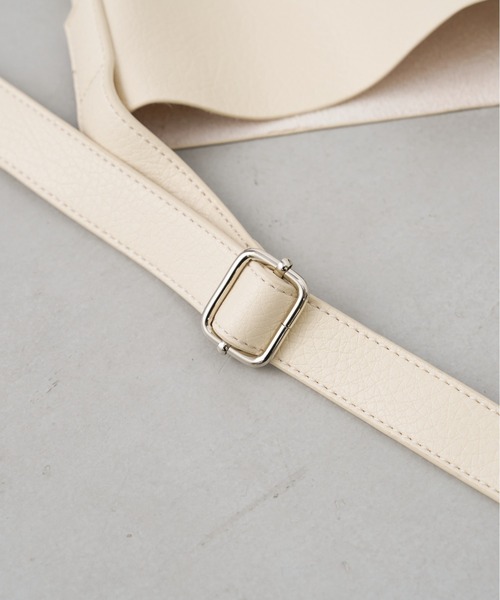 Actually（アクチュアリー）の「フェイクレザー ポケットショルダー（ショルダーバッグ・レディース・アイボリー/ブラック/ベージュ/シルバー・フリー）」の12枚目の写真