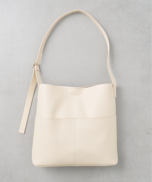 Actually（アクチュアリー）の「フェイクレザー ポケットショルダー（ショルダーバッグ・レディース・アイボリー/ブラック/ベージュ/シルバー・フリー）」の16枚目の写真