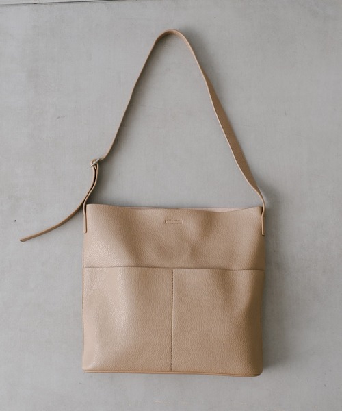 Actually（アクチュアリー）の「フェイクレザー ポケットショルダー（ショルダーバッグ・レディース・アイボリー/ブラック/ベージュ/シルバー・フリー）」の19枚目の写真