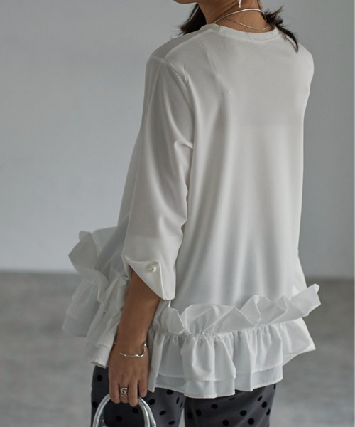 each（イーチ）の「袖パール付き裾フリルプルオーバー（シャツ/ブラウス・レディース・ベージュ/ホワイト/ブラック・FREE）」の5枚目の写真