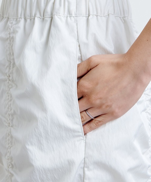 CIAOPANIC TYPY(チャオパニックティピー)の「縦シャーリングスカート(スカート・レディース・ブラック/カーキ/オフホワイト・SMALL/MEDIUM)」の4枚目の写真