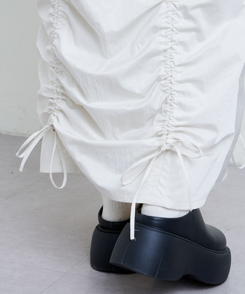 CIAOPANIC TYPY(チャオパニックティピー)の「縦シャーリングスカート(スカート・レディース・ブラック/カーキ/オフホワイト・SMALL/MEDIUM)」の5枚目の写真