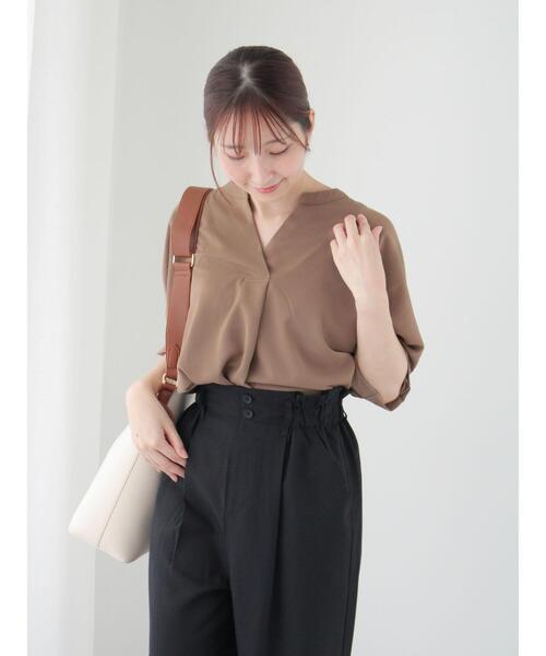 Te chichi TERRASSE（テチチテラス）の「【イージーケア】ドルマンスキッパーブラウス（シャツ/ブラウス・レディース・チャコールグレー/ブラック/モカ・F）」の4枚目の写真