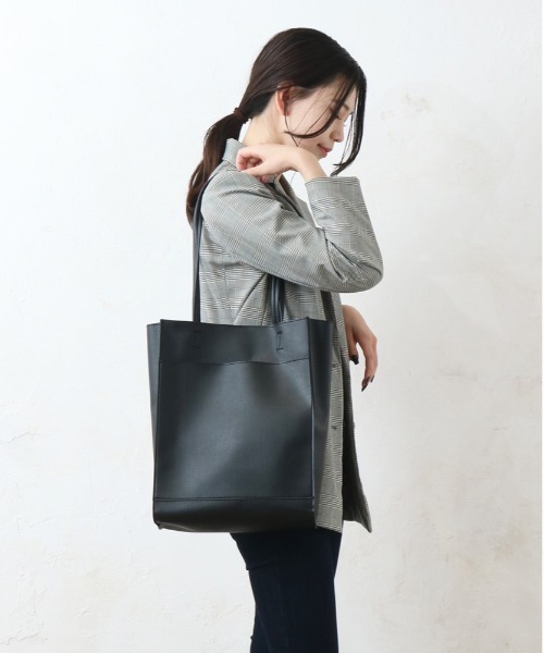and it_（アンドイット）の「合皮A4プレーントート（トートバッグ・レディース・ブラック/グレイッシュベージュ/シルバー/チャコールグレー・FREE）」の5枚目の写真