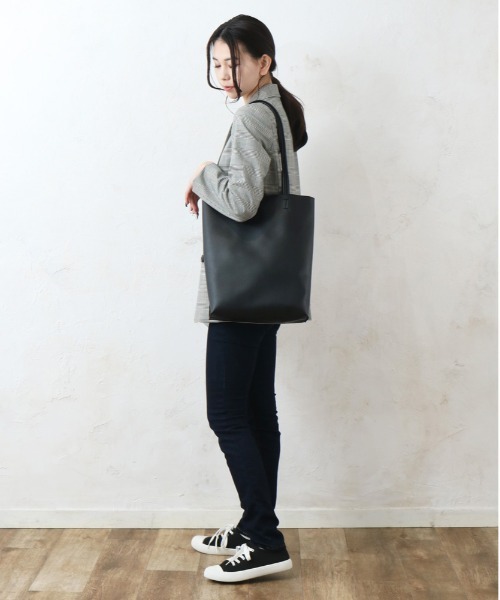and it_（アンドイット）の「合皮A4プレーントート（トートバッグ・レディース・ブラック/グレイッシュベージュ/シルバー/チャコールグレー・FREE）」の6枚目の写真