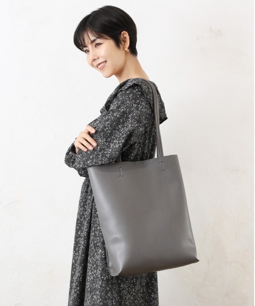 and it_（アンドイット）の「合皮A4プレーントート（トートバッグ・レディース・ブラック/グレイッシュベージュ/シルバー/チャコールグレー・FREE）」の7枚目の写真