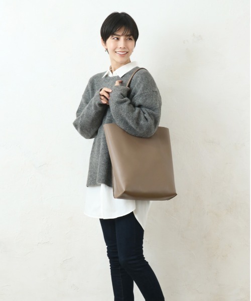 and it_（アンドイット）の「合皮A4プレーントート（トートバッグ・レディース・ブラック/グレイッシュベージュ/シルバー/チャコールグレー・FREE）」の8枚目の写真