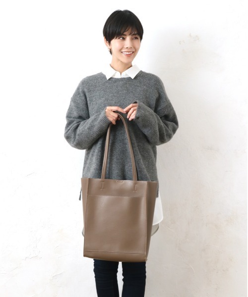 and it_（アンドイット）の「合皮A4プレーントート（トートバッグ・レディース・ブラック/グレイッシュベージュ/シルバー/チャコールグレー・FREE）」の10枚目の写真