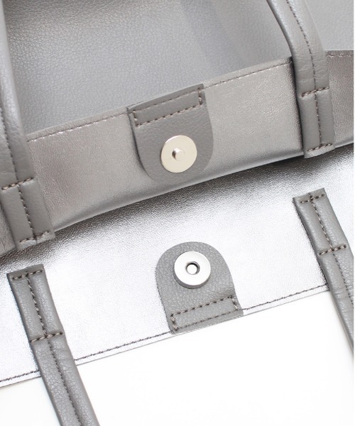 and it_（アンドイット）の「合皮A4プレーントート（トートバッグ・レディース・ブラック/グレイッシュベージュ/シルバー/チャコールグレー・FREE）」の12枚目の写真