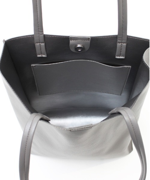 and it_（アンドイット）の「合皮A4プレーントート（トートバッグ・レディース・ブラック/グレイッシュベージュ/シルバー/チャコールグレー・FREE）」の13枚目の写真