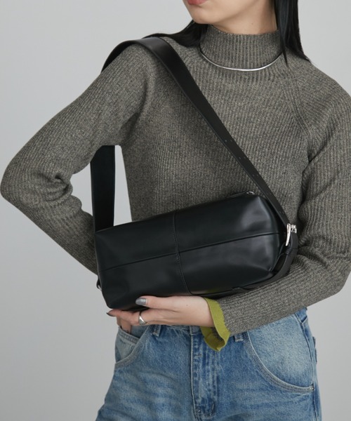 Aunt Marie's（アントマリーズ）の「スクエアベルトボディバッグ／ 500ml収納可（ショルダーバッグ・レディース・ブラウン/ブラック/アイボリー・FREE）」の2枚目の写真