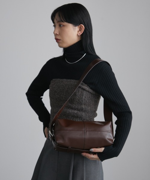 Aunt Marie's（アントマリーズ）の「スクエアベルトボディバッグ／ 500ml収納可（ショルダーバッグ・レディース・ブラウン/ブラック/アイボリー・FREE）」の22枚目の写真