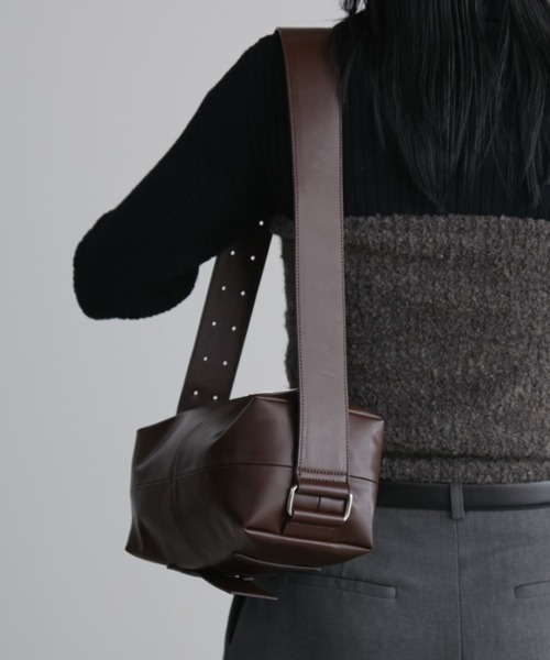 Aunt Marie's（アントマリーズ）の「スクエアベルトボディバッグ／ 500ml収納可（ショルダーバッグ・レディース・ブラウン/ブラック/アイボリー・FREE）」の21枚目の写真