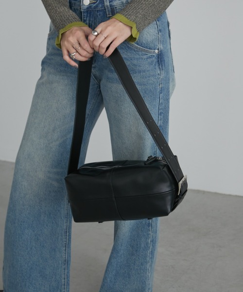 Aunt Marie's（アントマリーズ）の「スクエアベルトボディバッグ／ 500ml収納可（ショルダーバッグ・レディース・ブラウン/ブラック/アイボリー・FREE）」の16枚目の写真