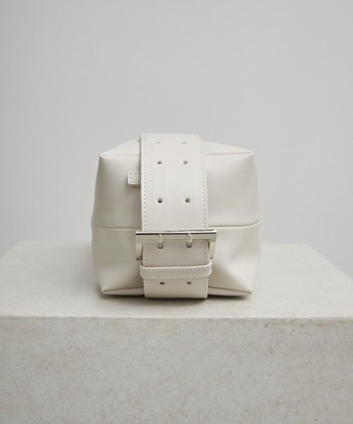 Aunt Marie's（アントマリーズ）の「スクエアベルトボディバッグ／ 500ml収納可（ショルダーバッグ・レディース・ブラウン/ブラック/アイボリー・FREE）」の4枚目の写真