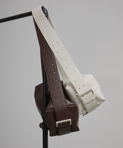 Aunt Marie's（アントマリーズ）の「スクエアベルトボディバッグ／ 500ml収納可（ショルダーバッグ・レディース・ブラウン/ブラック/アイボリー・FREE）」の6枚目の写真