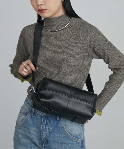 Aunt Marie's（アントマリーズ）の「スクエアベルトボディバッグ／ 500ml収納可（ショルダーバッグ・レディース・ブラウン/ブラック/アイボリー・FREE）」の8枚目の写真